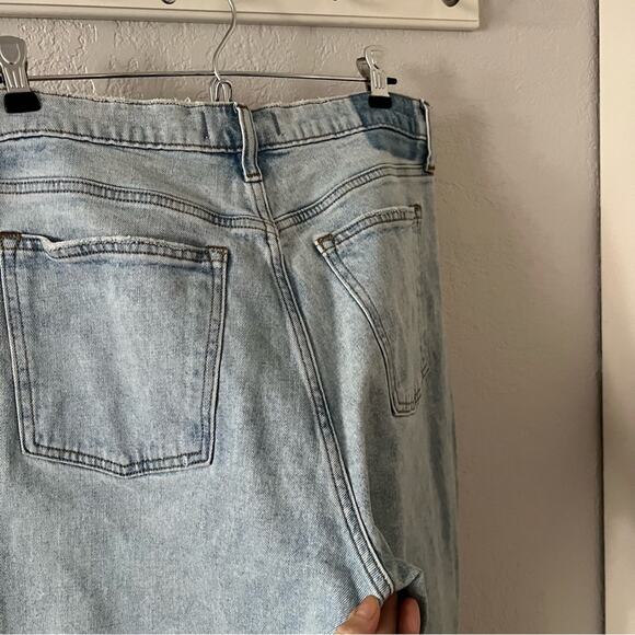 Abercrombie & Fitch The Mom High Rise Jeans in Light Destroy Wash - Picture 8 of 9